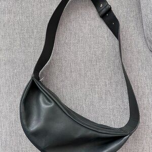 COS  SWING CROSSBODY BAG - LEATHER (BLACK)